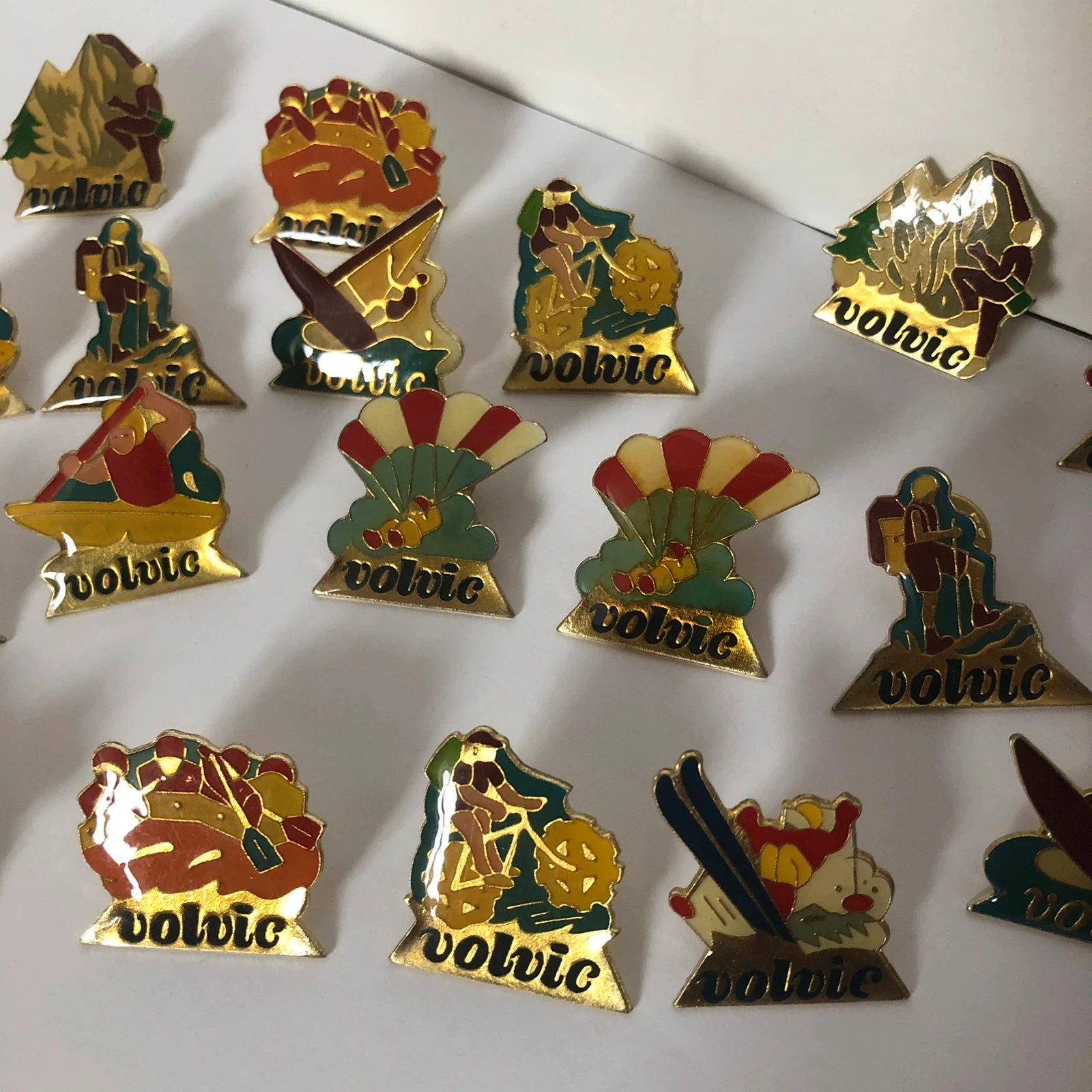 Lot 19 pin"s vintage Volvic années 90 – photo 3